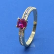 Középen 4 karomba foglalt kerek rubin színű, két oldalt fehér cirkon kővel díszített arany gyűrű
