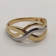 Végtelen jelre emlékezetető fejrészű, bicolor kő nélküli arany gyűrű