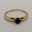 Egyszerűen elegáns középen 4 karomba foglalt sötétkék cirkon köves arany gyűrű