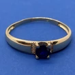 Egyszerűen elegáns középen 4 karomba foglalt sötétkék cirkon köves arany gyűrű