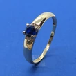 Egyszerűen elegáns középen 4 karomba foglalt sötétkék cirkon köves arany gyűrű