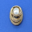 Extra kivitelezésű, ovális arany medál, magas fényű betéttel, amelyet cirkon sorkővel kereteztek