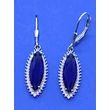 Fehér ciron sorkővel keretezett, csónak alakú sötétkék 4 karomba foglalt cirkon köves ezüst lógós fülbevaló