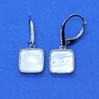 Fehér ciron sorkővel keretezett, négyzet alakú gyöngyház kővel díszített ezüst lógós fülbevaló