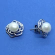 Rózsa közepébe épített 7 mm-es édesvizi tenyésztett gyöngyel díszített srófos ezüst fülbevaló