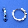 2 mm széles világoskék kerek cirkon kövekkel, és kerek ezüst lapocskákkal díszített ezüst karika fülbevaló