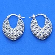 Ovális formájú, dupla falú, áttört csiszolt mintás ezüst fülbevaló