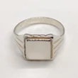 Négyzet fejrészű, két oldalon 3-3 véséssel díszített ezüst férfi gyűrű