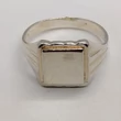 Négyzet fejrészű, két oldalon 3-3 véséssel díszített ezüst férfi gyűrű