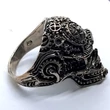 Koponya formájú gazdagon mintázott antikolt férfi ezüst gyűrű