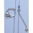 Anker lánc közé beépített két karika, melyből az egyik dupla cirkon sorkővel kirakott bal oldalon, 6 mm-es édesvizi gyönggyel díszített ezüst medál