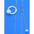 Anker lánc közé beépített két karika, melyből az egyik dupla cirkon sorkővel kirakott bal oldalon, 6 mm-es édesvizi gyönggyel díszített ezüst medál