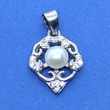 Cirkon kővel díszített áttört mintájú középen 3 mm-es édesvizi tenyésztett gyönggyel készített ezüst medál