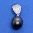 Felső részen apró cirkon kövekkel díszített, alúl 10 mm-es édesvizi tahiti tenyésztett gyönggyel készült ezüst medál