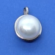 Minimalista díszítésű kerettel ellátott 12 mm-es édesvizi tenyésztett gyönggel díszített fix erlis ezüst medál