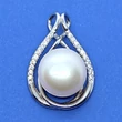 12 mm-es édesvizi tenyésztett gyönggel, kereten fehér cirkon sorkővel kirakott csúsztatós erlivel ellátott különlrgesen szép ezüst medál