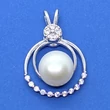 10 mm-es édesvizi tenyésztett gyönggel, dupla karikával, és fehér cirkon sorkővel kirakott, fix erlivel készített ezüst medál, melynek belső marikája mobil
