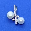 Két darab 4 mm-es édesvizi tenyésztett gyönggyel díszített egyszerű csúsztatós erlivel ellátott ezüst medál