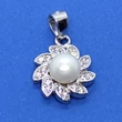 5 mm-es édesvizi tenyésztett gyöngy, cirkon kövekkel kirakott szirmokba épített ezüst medál