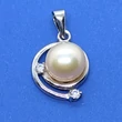 Csiga formájúkerettel ellátott 8 mm-es édesvizi tenyésztett gyönggyel ellátott ezüst medál