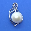 Fehér cirkon sorkövekkel díszített körte alakú hullámos vonalú csúsztatott erlivel ellátott ezüst medál, melyre gyönyörű 14  mm-es nagyságú édesvizi tenyésztett gyöngyöt rögzítettek