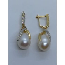 Polip csápokat utánzó foglalat, amí édesvizi tenyésztett gyöngyöt ölel, cirkon kövel díszített lógós arany fülbevaló