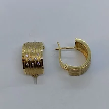 Széles fél karika arany fülbevaló, amelyet cirkon kövekkel, és két szélén csiszolással díszítettek