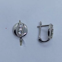 Középen 3 fehér cirkon kővel díszített kerek fehér arany fülbevaló