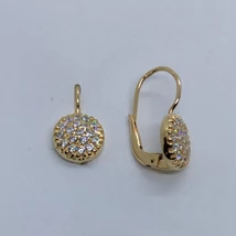 Kerek alakú karom foglalatba foglalt, sűrű cirkon kővel díszített arany fülbavaló