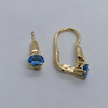 Ovális aqumarin színű kővel díszített arany fülbevaló