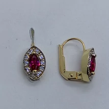 Csónak alakú, középen rubin színű, szélén fehér cirkon kövekkel díszített arany fülbevaló