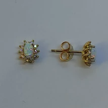 Ovális alakú fehér opál kő, fehér cirkon kövekkel körberakott srófos arany fülbevaló