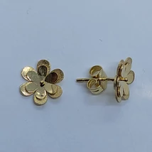 Egymásra rátett virág mattított, és szirmú arany fülbevaló