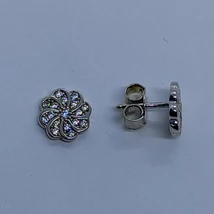 Virág formájú cirkon kövekkel díszített fehér arany fülbevaló