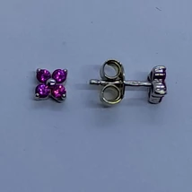 Négylevelű lóherére hasonlító rubin színű cirkon kővel díszített, rövid szárrésszel készült fehér arany fülbevaló