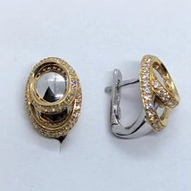 Extra kivitelezésű, ovális arany fülbevaló, magas fényű betéttel, amelyet cirkon sorkővel kereteztek