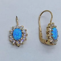 Gyönyörű ovális kék opál arany fülbevaló, amelyet karmos foglalatú cirkon kövek kereteznek