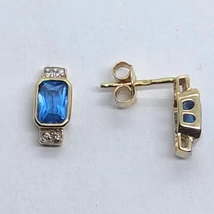 Nagyon szép kék színű téglalap alakú cirkon köves, alúl és felül fehér kővel díszített arany srófos fülbevaló