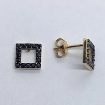 Négyzet alakú ablak formájú fekete csillogó cirkon sorkővel díszített arany srófos fülbevaló