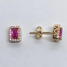 Négy karomba foglalt közéen piros cirkon köves, szélein kis karmokba foglalt fehér cirkon kövkkel keretezett arany srófos fülbevaló