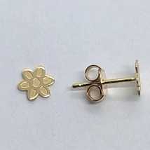 Mattítással díszített virág formájú, arany srófos fülbevaló