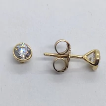 Sima kerek foglalatba foglalt kerek gyémánt csiszolású cirkon köves, csillosó arany srófos fülbevaló