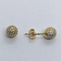 Apró mikró cirkon kövekkel kirakott, gömb alakú arany srófos fülbevaló