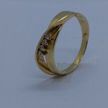 Egy hullám szállal díszített cirkon köves arany gyűrű