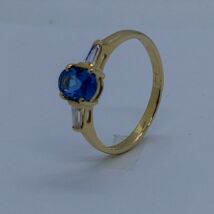 Ovális aquamarin színű kővel díszitett arany gyűrű
