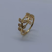 Cirkon kövel díszített faág levelekkel arany gyűrű