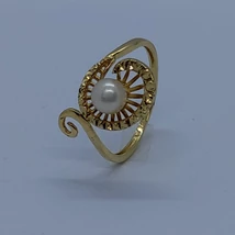 Tenyésztettgyöngy áttört kosárkában szélén csiszolással díszítve arany gyűrű 