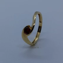 Gránát színű cirkon köves aszimmetrikus arany gyűrű