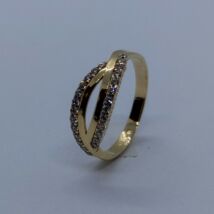 Két szélén sor köves hullámos cirkonnal kirakott arany gyűrű