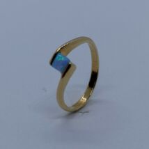 Szögletes kék opál aszimetrikus arany gyűrű